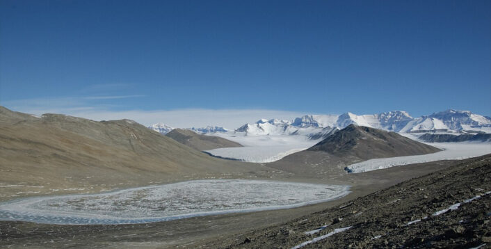 Góry i formacje geologiczne znajdujące się pod lodową pokrywą Antarktydy