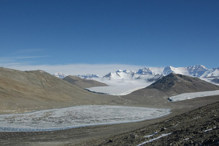 Góry i formacje geologiczne znajdujące się pod lodową pokrywą Antarktydy