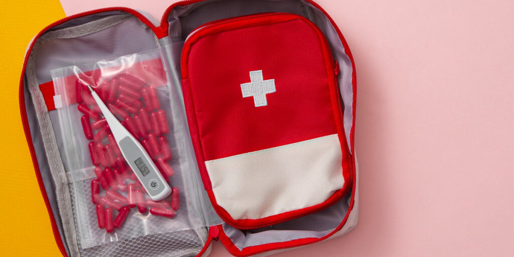 Apteczka podróżna – podstawowe leki i wyposażenie w podróży