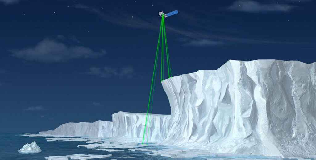 Monumentalne klify lodowe tworzące lodową barierę Antarktydy